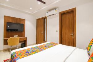 Postel nebo postele na pokoji v ubytování FabHotel La Serene BnB- Ashok Vihar