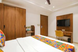 TV a/nebo společenská místnost v ubytování FabHotel La Serene BnB- Ashok Vihar