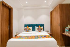 Postel nebo postele na pokoji v ubytování FabHotel La Serene BnB- Ashok Vihar