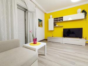 a living room with a couch and a tv at Casa Cristina in Comiso