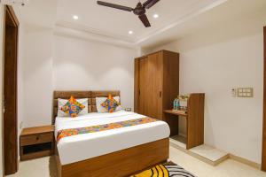 Postel nebo postele na pokoji v ubytování FabHotel La Serene BnB- Ashok Vihar