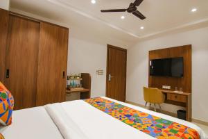 TV a/nebo společenská místnost v ubytování FabHotel La Serene BnB- Ashok Vihar