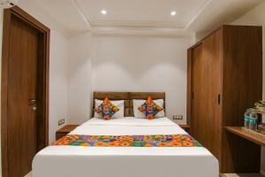 Postel nebo postele na pokoji v ubytování FabHotel La Serene BnB- Ashok Vihar