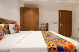 Postel nebo postele na pokoji v ubytování FabHotel La Serene BnB- Ashok Vihar