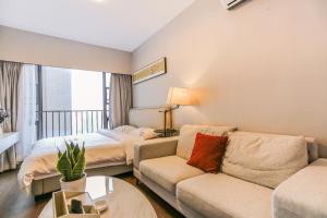 uma sala de estar com um sofá e uma cama em B T Miele Executive Apartment - Shenzhen Wanda Plaza em Bao'an