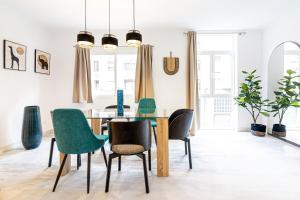 - une salle à manger avec une table et des chaises dans l'établissement Estación RooMalaga by Bossh Apartments, à Malaga