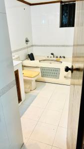 bagno con lavandino e servizi igienici di Oriental Arcadia Elegant Apartment in Gulshan 2 a Dhaka