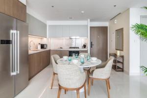 een keuken en eetkamer met een tafel en stoelen bij Sea view 2-Bedroom - Beach Isle in Dubai