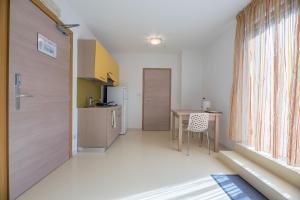 a small room with a table and a kitchen at Andrian Residence in Andrian