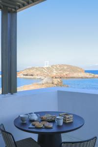 una mesa con galletas y vistas al océano en Naxos Rhyton, en Naxos Chora