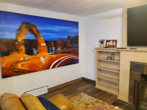uma sala de estar com uma grande pintura na parede em Utah's Great Outdoors. 2 Bd/1 Ba + kitchen em Salt Lake City