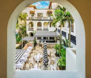 vistas al arco de un hotel con mesas y sillas en Flamingo Park Paradise: Luxury Poolside Haven, en West Palm Beach
