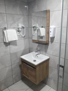 bagno con lavandino e specchio di Last Point Süit Apart a Eskişehir