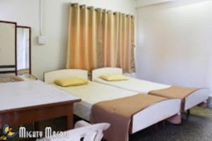 Llit o llits en una habitació de New Ajanta Lodging,Satara