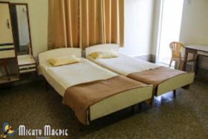 Llit o llits en una habitació de New Ajanta Lodging,Satara
