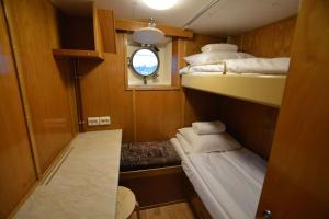 a small room with two bunk beds and a window at Hotellilaiva Muikku/Hotel Boat Muikku in Helsinki