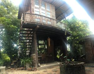 Taman di luar Baan Mali Lampang Homestay