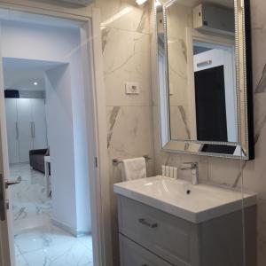 伊佐拉的住宿－Villa Dolce Amaro，一间带水槽和镜子的浴室