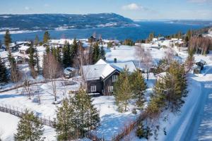 una vista aérea de una casa en la nieve en Villa Heidi, en Ulven