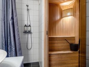 y baño con ducha y cortina. en Villa Heidi, en Ulven