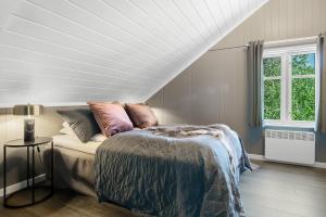 UlvenにあるVilla Heidiの白い天井のベッドルーム1室(ベッド1台付)