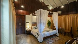 Postel nebo postele na pokoji v ubytování Swimup - Suites with private pool , Vagator