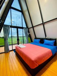 にあるSean Sawat Resort 2の大きな窓が備わる客室の大型ベッド1台分です。