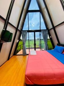una camera con letto rosso in tenda di Sean Sawat Resort 2 