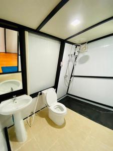 La salle de bains est pourvue de toilettes et d'un lavabo. dans l'établissement Sean Sawat Resort 2, 