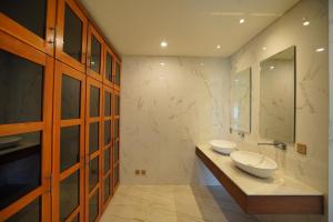 baño con 2 lavabos y espejo grande en Shankara Munduk Bali en Munduk