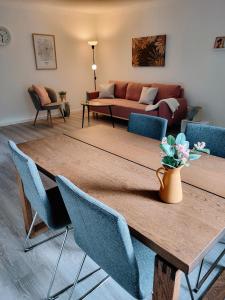 sala de estar con mesa con sillas y sofá en Idyllische Stadtrand-FeWo en Leipzig