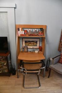 einen Schreibtisch mit Stuhl in einem Zimmer in der Unterkunft Angelos' Αrt Αpartment in Athen