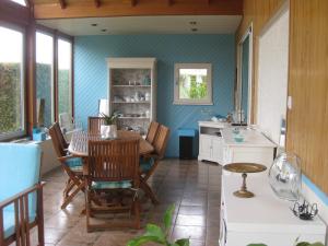 Plouër-sur-RanceにあるLe Clos des Fontainesのキッチン、ダイニングルーム(テーブル、椅子付)