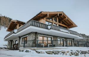 ein Haus im Winter mit Schnee auf dem Boden in der Unterkunft Bucheggerhof in Schladming