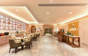 restauracja ze stołami i krzesłami w holu w obiekcie Yunga Yee Tsui Apartments云嘉倚翠公寓 w Guangzhou