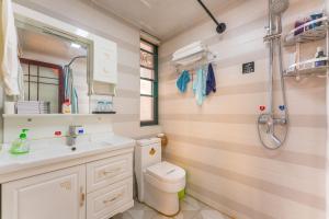 Salle de bains dans l'établissement Wuhan Family Suite - Wulidun subway station -