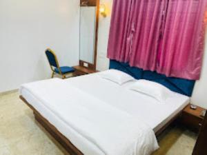 Кровать или кровати в номере Hotel Country in Lodging, Satara