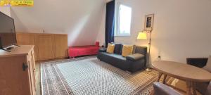 ein Wohnzimmer mit einem Sofa und einem Tisch in der Unterkunft Haus Erika by FiS - Fun in Styria in Bad Mitterndorf