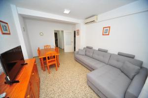 - un salon avec un canapé et une table dans l'établissement Estoril III vista mar Orangecosta, à Benicàssim