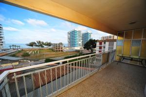 einen Balkon mit Blick auf das Meer und die Gebäude in der Unterkunft Estoril III vista mar Orangecosta in Benicàssim