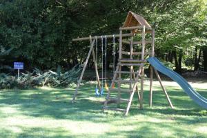 - une aire de jeux avec une échelle et un toboggan dans l'établissement Le Moulin Du Landion Hôtel et Spa, à Dolancourt