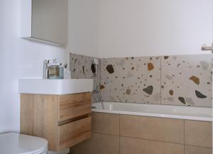 a bathroom with a sink and a bath tub at Chez-Marie Vue fantastique entre lac et montagne in Beckenried