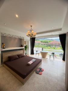 una camera con un grande letto e un bagno di Petunya Phuket Guest House a Ban Huai Luk (1)