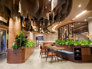 Un restaurante o sitio para comer en Hotel Cianjur Cipanas