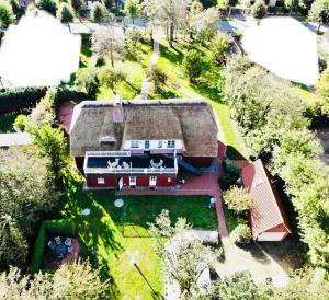 uma vista aérea de uma casa com um celeiro em Alte Schule SPO em Sankt Peter-Ording