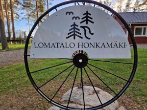 um sinal para o lomatalota homkaminekysicalysicalysicalysical em Lomatalo Honkamäki 