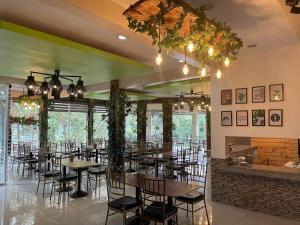 una sala da pranzo con tavoli e sedie in un ristorante di PATIO BUENDIA FARM RESORT AND EVENTS PLACE a Amadeo