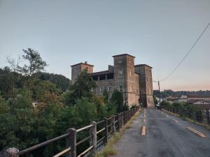 stary budynek przy drodze w obiekcie Castello di Pontebosio Luxury Resort w mieście Licciana Nardi