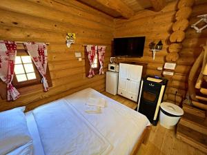 A bed or beds in a room at Ubytovanie Koliba Pacho - Zrub Zuzka