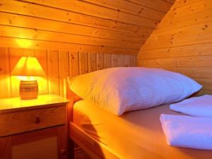 A bed or beds in a room at Ubytovanie Koliba Pacho - Zrub Zuzka